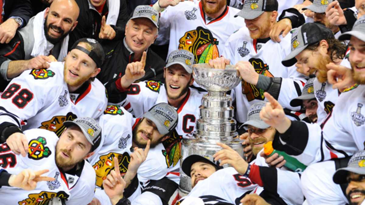 Amazing Photo Shows A Bruins Fan Celebrating With Children Of The Stanley  Cup-Winning Blackhawks