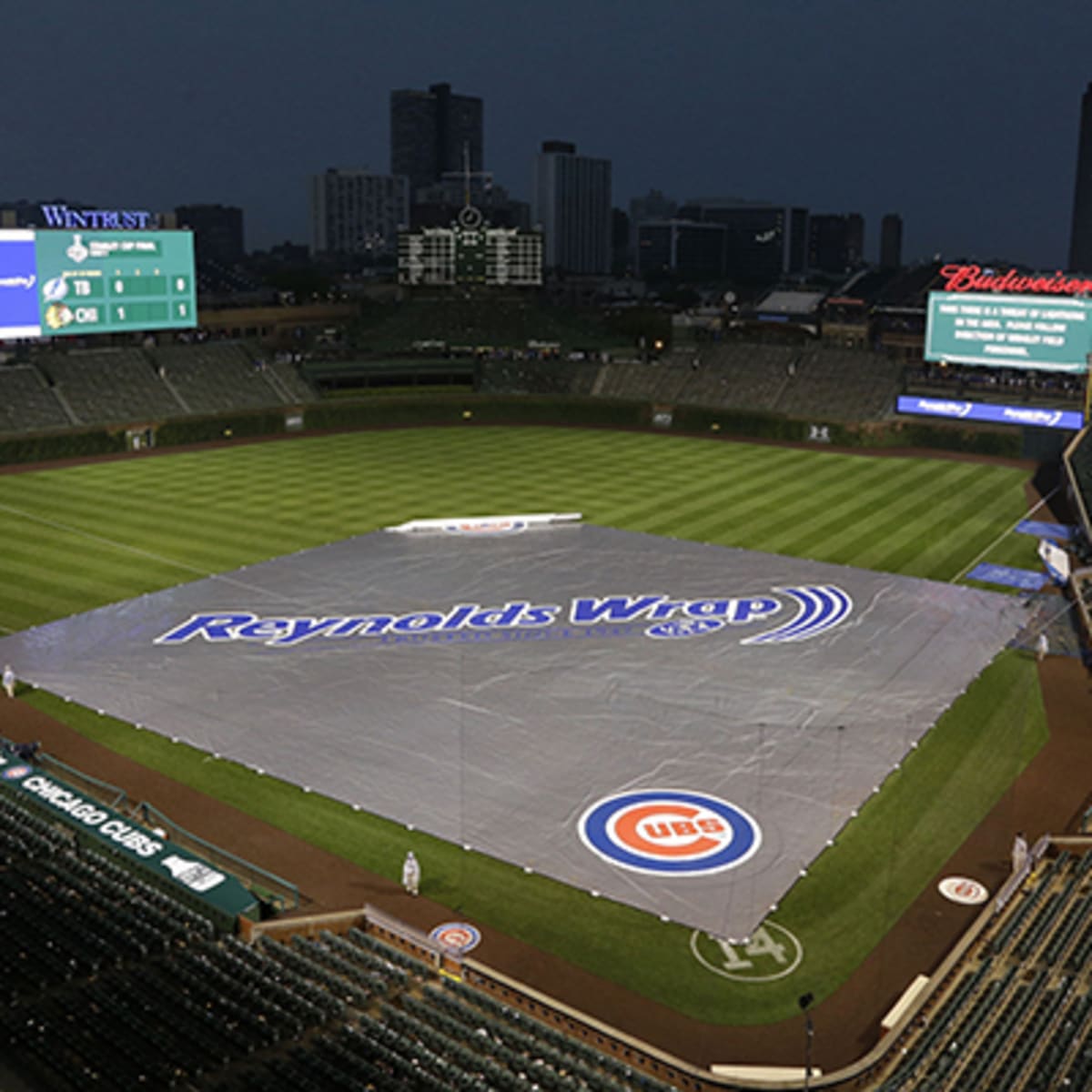 WRIGLEY FIELD SCOREBARD CLOCK IS CHICAGO CUBS GAME' Women's T