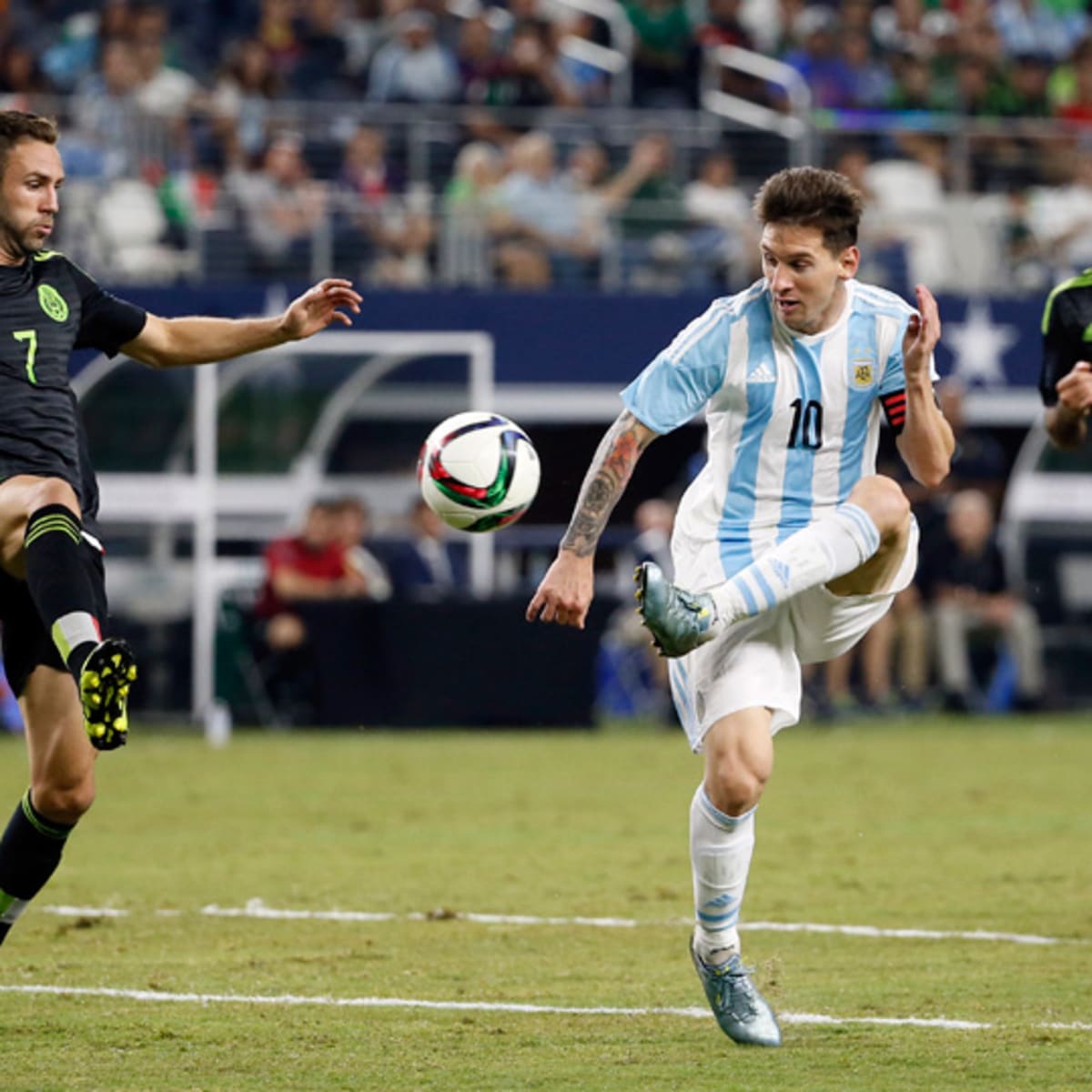 Photo: Paraguay forward Dario Lezcano beats Colombia midfielder