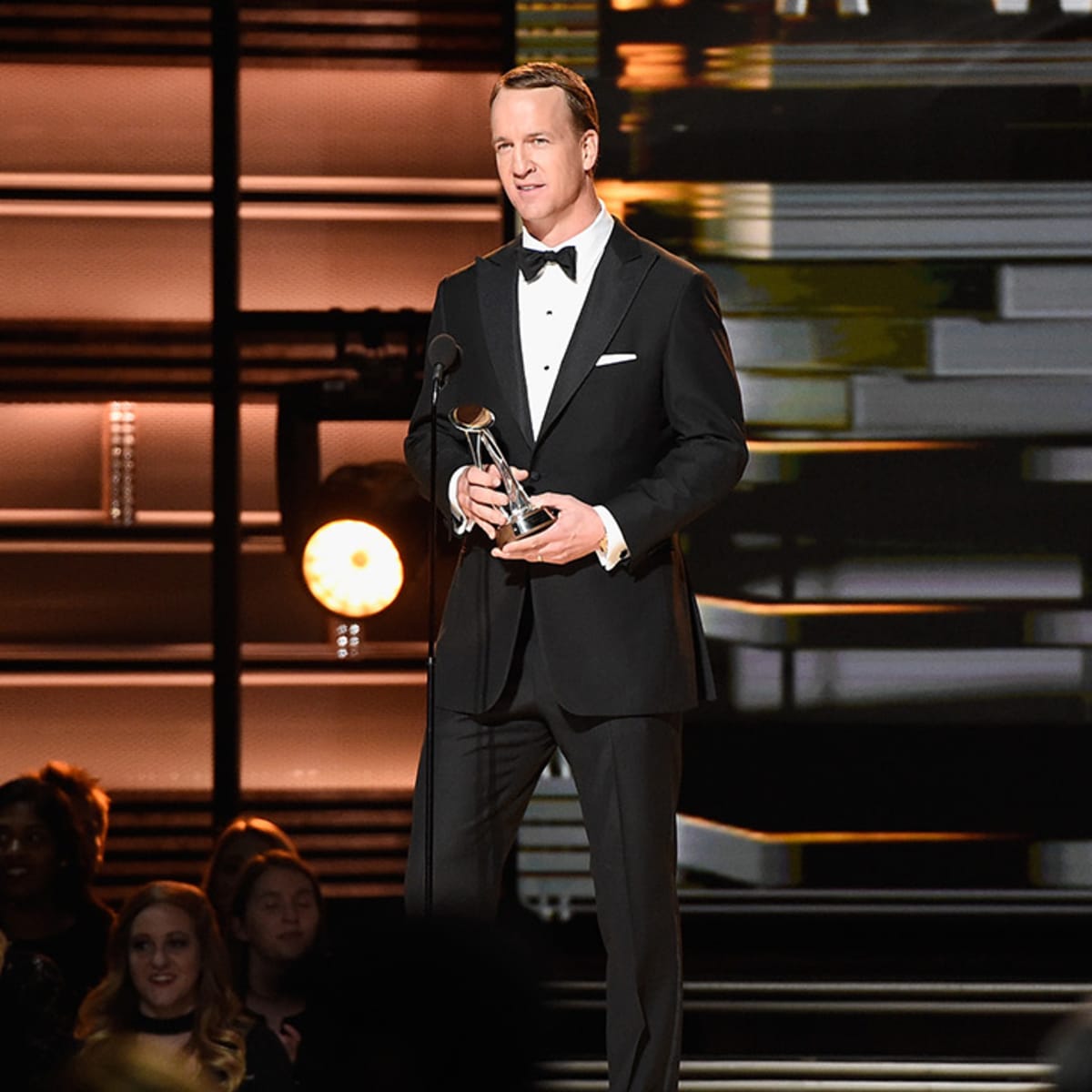 Peyton Manning sings at CMA Awards (video) - SI Kids: Sports News