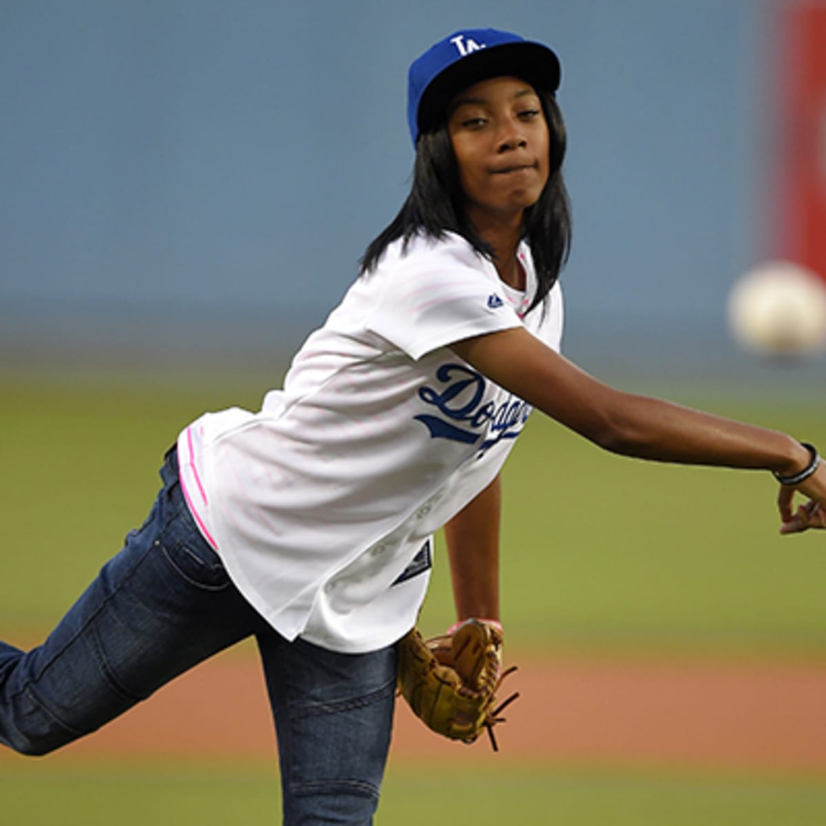 Mo'ne Davis throws perfect first pitch at Game 4 of World Series 