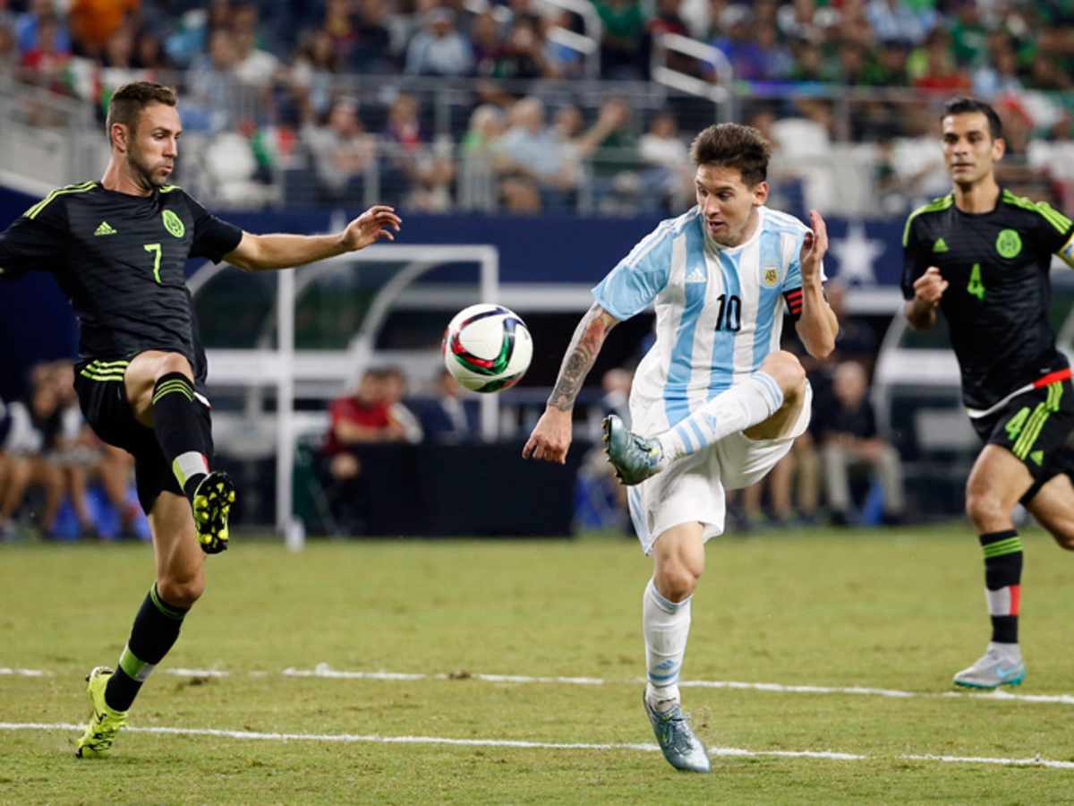 Photo: Paraguay forward Dario Lezcano beats Colombia midfielder