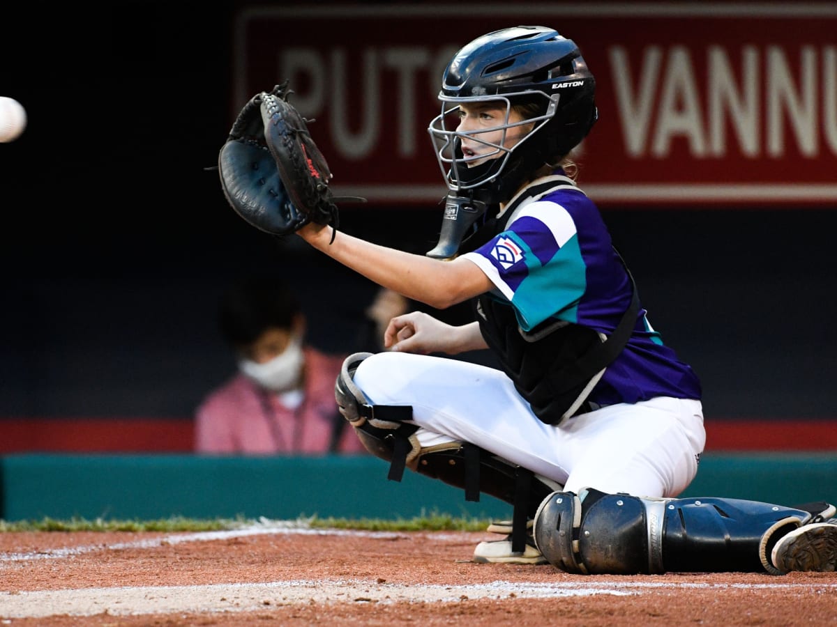 Mo'Ne Davis Throws Out Ceremonial First Pitch to Ella Bruning at LLWS